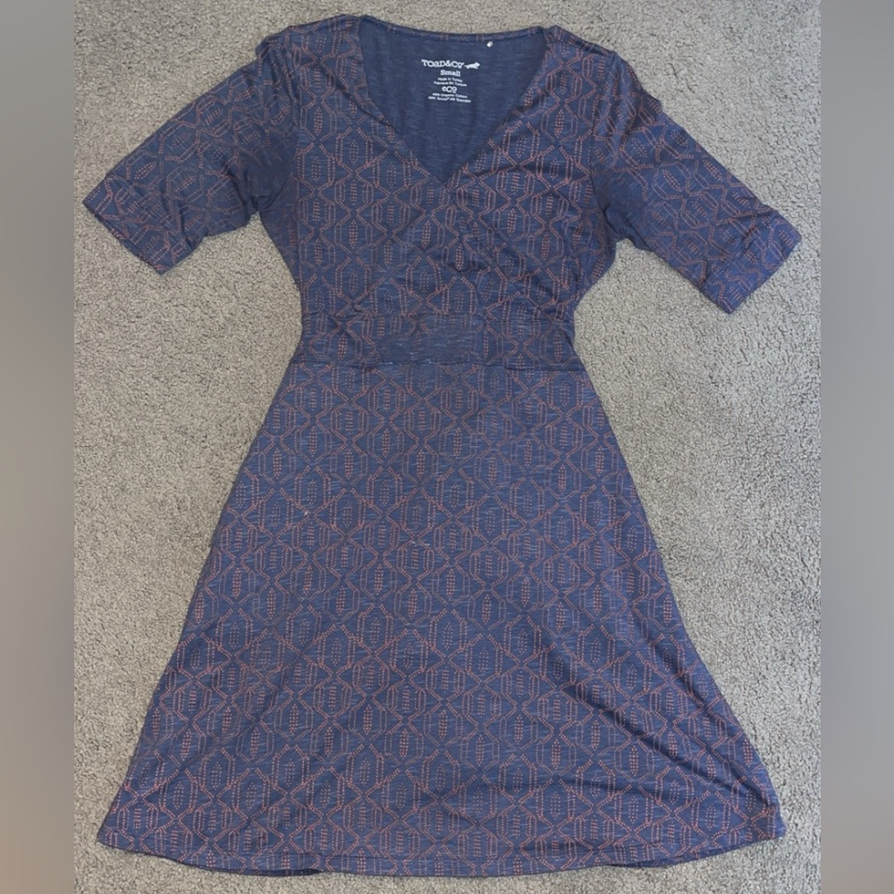 Dress with short sleeves and a bow that ties in the back.